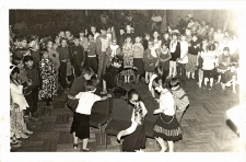 Zdjęcia z dziecięcego balu karnawałowego podczas ferii zimowych w Obornickim Ośrodku Kultury, 1-14.02.1988 r. [Dokument ikonograficzny]