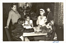 Zdjęcia z zajęć świetlicowych podczas ferii zimowych w Obornickim Ośrodku Kultury, 1-14.02.1988 r. [Dokument ikonograficzny]