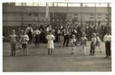 Zdjęcia z pierwszomajowego festynu na boisku OSiR w sąsiedztwie Szkoły Podstawowej nr 2 : gra kapela Mariana Kowalskiego „Marciny” z Marcinowa, 1.05.1988 r. [Dokument ikonograficzny]