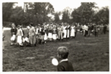 Festyn w Skarszynie w gminie Trzebnica, zorganizowaney z okazji Święta Ludowego, 22.05.1988 r. (fot. 1) [Dokument ikonograficzny]