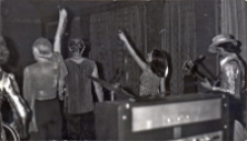 Zdjęcie zespołu „Bene Nati” zrobione z głębi sceny podczas występu w niedawno wyremontowanej sali wiejskiego ośrodka kultury w Pęgowie, 23.11.1977 r. [Dokument ikonograficzny]