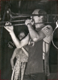 Zdjęcie z występu zespołu „Bene Nati” podczas międzynarodowego koncertu na otwarcie po remoncie sali wiejskiego ośrodka kultury w Pęgowie: widoczna solistka i trębacz, 23.11.1977 r. [Dokument ikonograficzny]