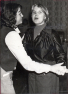 Andrzejki w wiejskim ośrodku kultury w Pęgowie, 26.11.1977 r. (fot. 4) [Dokument ikonograficzny]