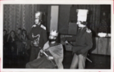 Zdjęcie trzech kolędników, którzy pojawili się na dyskotece w wiejskim ośrodku kultury w Pęgowie, zorganizowanej w drugi dzień Świąt Bożego Narodzenia, 26.12.1977 r. [Dokument ikonograficzny]