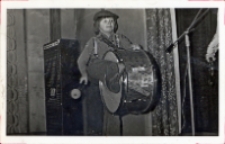 Występ Gdańskiej Kapeli rozrywkowej w wiejskim ośrodku kultury w Pęgowie, 8.01.1978 r. (fot. 1) [Dokument ikonograficzny]