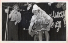 Występ Gdańskiej Kapeli rozrywkowej w wiejskim ośrodku kultury w Pęgowie, 8.01.1978 r. (fot. 2) [Dokument ikonograficzny]