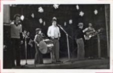 Występ Gdańskiej Kapeli rozrywkowej w wiejskim ośrodku kultury w Pęgowie, 8.01.1978 r. (fot. 3) [Dokument ikonograficzny]