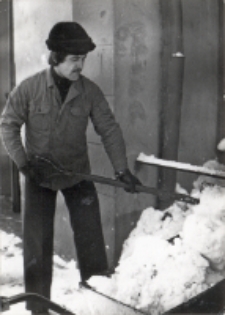 Społeczna akcja odśnieżania Pęgowa, 6.01.1979 r. (fot. 1) [Dokument ikonograficzny]