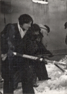 Społeczna akcja odśnieżania Pęgowa, 6.01.1979 r. (fot. 2) [Dokument ikonograficzny]