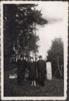 Stefan Cieślewicz z p.p. Rynkowskimi pod lasem w rejonie ul. Żwirki i Wigury w Obornikach Śląskich, w miejscu przyszłej podstacji kolejowej, ok. 1962 r. [Dokument ikonograficzny]