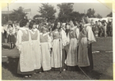Zdjęcie zespołu „Osolanki” na dożynkach gminnych w Pęgowie ; Klub Leśny w Osoli, 1976 r. [Dokument ikonograficzny]