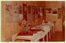 Zdjęcie fragmentu wystawy rękodzieła ludowego Koła Gospodyń Wiejskich z Osoli, towarzyszącej walnemu zebraniu przedstawicieli Gminnej Spółdzielni „Samopomoc Chłopska” w sali widowiskowej Obornickiego Ośrodka Kultury, 7.05.1980 r. [Dokument ikonograficzny]