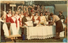 Zdjęcie Zespołu Śpiewaczego „Malwy” z Kuraszkowa na festynie podczas eliminacji wojewódzkich Turnieju „Kolorowe Wsie”, 21.09.1980 r. [Dokument ikonograficzny]