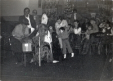 Zdjęcia dzieci ze św. Mikołajem, wykonane podczas imrezy dla maluch&oacute;w w Klubie Leśnym w Osoli, 5.12.1981 r. [Dokument ikonograficzny]