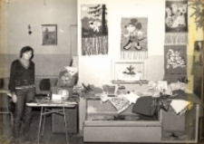 Zdjęcie wystawy rękodzieła ludowego Koła Gospodyń Wiejskich w Osoli w Klubie Leśnym, 8.01.1985 r. [Dokument ikonograficzny]