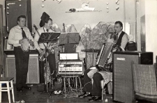 Zdjęcia z balu sylwestrowego w Klubie Rolnika w Osoli : do tańca grał zespół „Błękitni”, 31.12.1985 r. [Dokument ikonograficzny]