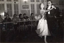 Zdjęcia z pokazu tańca towarzyskiego, zorganizowanego z okazji Dnia Kobiet w Klubie Rolnika w Osoli, 11.03.1986 r. [Dokument ikonograficzny]