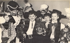Bal przebierany dzieci z prewentoriów „Hanka” i „Siemianice” : zabawa dzieci, 1.01.1971 r. [Dokument ikonograficzny]