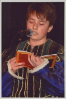 Spektakl kostiumowy dla młodzieży z udziałem gimnazjalistów w strojach szekspirowskich pt. „Widzę, przed oczyma duszy” w Bibliotece im. Jarosława Iwaszkiewicza, 21.04.2006 r. (fot. 1) [Dokument ikonograficzny]