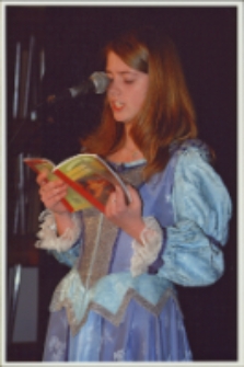 Spektakl kostiumowy dla młodzieży z udziałem gimnazjalistów w strojach szekspirowskich pt. „Widzę, przed oczyma duszy” w Bibliotece im. Jarosława Iwaszkiewicza, 21.04.2006 r. (fot. 2) [Dokument ikonograficzny]