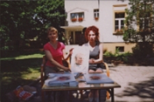 Kiermasz przed Biblioteką im. Jarosława Iwaszkiewicza : sprzedaż prowadzą Anna Kuczyńska i Sylwia Sworowska, ok. 2006 r. [Dokument ikonograficzny]