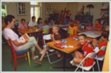 Wakacyjne lekcje włoskiego pani Kasi Dobrowolskiej &bdquo;M&oacute;wimy po włosku&rdquo; w Bibliotece im. Jarosława Iwaszkiewicza, 3-9.07.2006 r. (fot. 2) [Dokument ikonograficzny]