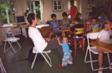 Wakacyjne lekcje włoskiego pani Kasi Dobrowolskiej &bdquo;M&oacute;wimy po włosku&rdquo; w Bibliotece im. Jarosława Iwaszkiewicza, 3-9.07.2006 r. (fot. 3) [Dokument ikonograficzny]