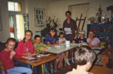 Wakacyjne lekcje włoskiego pani Kasi Dobrowolskiej &bdquo;M&oacute;wimy po włosku&rdquo; w Bibliotece im. Jarosława Iwaszkiewicza, 3-9.07.2006 r. (fot. 4) [Dokument ikonograficzny]