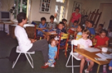 Wakacyjne lekcje włoskiego pani Kasi Dobrowolskiej &bdquo;M&oacute;wimy po włosku&rdquo; w Bibliotece im. Jarosława Iwaszkiewicza, 3-9.07.2006 r. (fot. 5) [Dokument ikonograficzny]