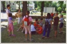 Wakacyjne lekcje włoskiego pani Kasi Dobrowolskiej &bdquo;M&oacute;wimy po włosku&rdquo; w Bibliotece im. Jarosława Iwaszkiewicza, 3-9.07.2006 r. (fot. 6) [Dokument ikonograficzny]