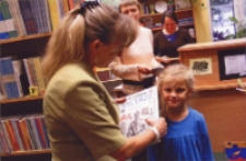 Uroczystość pasowania przedszkolak&oacute;w na czytelnik&oacute;w w Bibliotece im. Jarosława Iwaszkiewicza w Obornikach Śląskich, 2007 r. (fot. 2) [Dokument ikonograficzny]