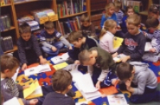 Uroczystość pasowania przedszkolaków na czytelników w Bibliotece im. Jarosława Iwaszkiewicza w Obornikach Śląskich, 2007 r. (fot. 4) [Dokument ikonograficzny]