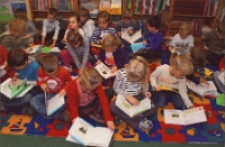 Uroczystość pasowania przedszkolak&oacute;w na czytelnik&oacute;w w Bibliotece im. Jarosława Iwaszkiewicza w Obornikach Śląskich, 2011 r. (fot. 3) [Dokument ikonograficzny]