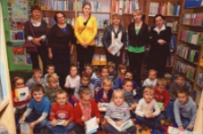 Uroczystość pasowania przedszkolak&oacute;w na czytelnik&oacute;w w Bibliotece im. Jarosława Iwaszkiewicza w Obornikach Śląskich, 2011 r. (fot. 4) [Dokument ikonograficzny]