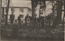 Porządkowanie terenu wokół domu kultury, 24.03.1971 r. (fot. 1) [Dokument ikonograficzny]