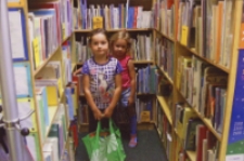 Przedszkolaki w Bibliotece im. Jarosława Iwaszkiewicza w Obornikach Śląskich, 2007 r. (fot. 2) [Dokument ikonograficzny]