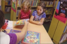 Przedszkolaki w Bibliotece im. Jarosława Iwaszkiewicza w Obornikach Śląskich, 2007 r. (fot. 3) [Dokument ikonograficzny]