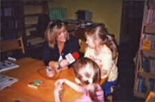 Wizyta Polskiego Radia Wrocław w Bibliotece im. Jarosława Iwaszkiewicza w Obornikach Śląskich, ok. 2004 r. (fot. 1) [Dokument ikonograficzny]