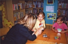 Wizyta Polskiego Radia Wrocław w Bibliotece im. Jarosława Iwaszkiewicza w Obornikach Śląskich, ok. 2004 r. (fot. 2) [Dokument ikonograficzny]