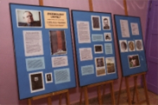 Wystawa w Bibliotece im. Jarosława Iwaszkiewicza, poświęcona Czesławowi Miłoszowi "Zniewolony umysł?" : zdjęcie fragmentu ekspozycji, 2011 r. [Dokument ikonograficzny]