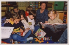 Zajęcia z przedszkolakami w Bibliotece im. Jarosława Iwaszkiewicza w Obornikach Śląskich, ok. 2007 r. (fot. 3) [Dokument ikonograficzny]