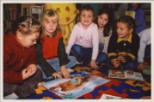 Zajęcia z przedszkolakami w Bibliotece im. Jarosława Iwaszkiewicza w Obornikach Śląskich, ok. 2007 r. (fot. 5) [Dokument ikonograficzny]