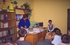 Zajęcia dla uczniów Gimnazjum Publicznego w Bibliotece im. Jarosława Iwaszkiewicza w Obornikach Śląskich, 2007 r. (fot. 2) [Dokument ikonograficzny]