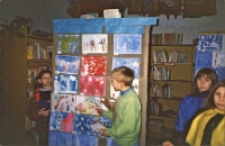 Zajęcia w Bibliotece im. Jarosława Iwaszkiewicza w obornikach Śląskich z dziećmi ze szkół podstawowych podczas wystawy prac plastycznych, przed 2004 r. (fot. 1) [Dokumenty ikonograficzne]