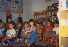 Zajęcia w Bibliotece im. Jarosława Iwaszkiewicza w obornikach Śląskich z dziećmi ze szkół podstawowych podczas wystawy prac plastycznych, przed 2004 r. (fot. 2) [Dokumenty ikonograficzne]