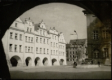 [Jelenia G&oacute;ra - Plac Ratuszowy - widok z podcieni na fontannę Neptuna] [Dokument ikonograficzny]