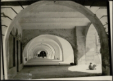 [Jelenia Góra - Plac Ratuszowy - podcienie] [Dokument ikonograficzny]