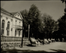[Jelenia Góra (Cieplice) - Park Zdrojowy oraz fragment budynku pawilonu "Edward"] [Dokument ikonograficzny]