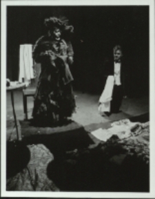 Stara kobieta wysiaduje (fot. 16) [Dokument ikonograficzny]