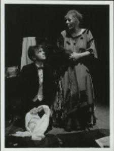 Stara kobieta wysiaduje (fot. 17) [Dokument ikonograficzny]